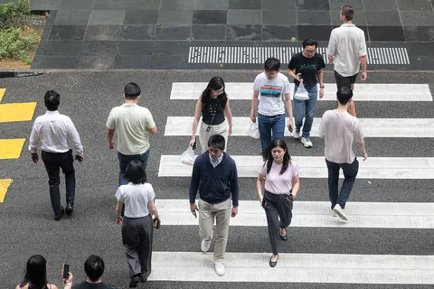 行人在马路上除了守法，多注意其他车辆是否有可能造成危险行为，能在一定程度降低意外风险。（李冠卫摄）