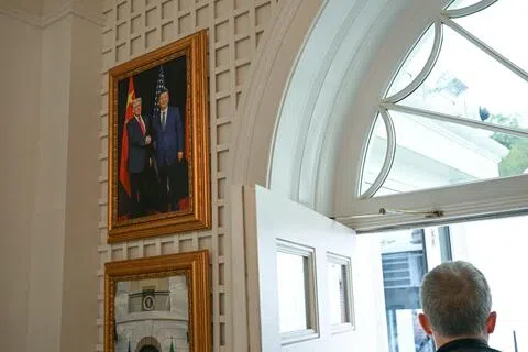 在白宫棕榈厅内，悬挂着一张美国总统特朗普和中国国家主席习近平的合照。（法新社）