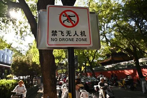 北京一条街上立着标示“禁飞无人机”的告示牌，摄于9月14日。（法新社）