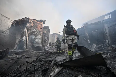 乌克兰多地星期六（9月26日）遭俄军空袭，其中南部城市扎波罗热有两人死亡。消防人员星期六在扎波罗热一处被俄军空袭击中的市集进行灭火工作。（路透社）