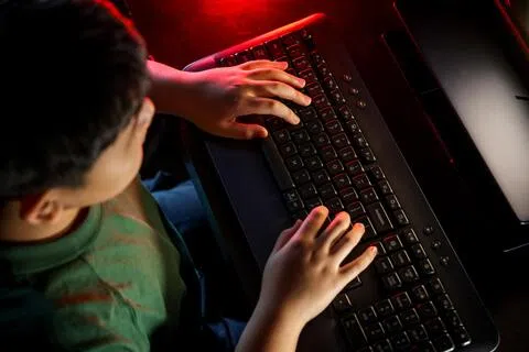 杨莉明指出，当局的做法意识到，处于不同发展阶段的儿童需要不同程度的保护。与此同时，也意识到家长在引导子女、培养健康数码习惯方面发挥着关键作用。（示意图／叶振忠摄）