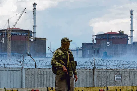 图为2022年8月，俄罗斯士兵在扎波罗热核电站附近站岗。（路透社档案照）
