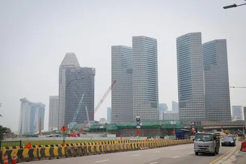 苏门答腊南部和中部的烟霾继续飘向新加坡。星期四（9月17日）下午约2时30分，市区天际线略显朦胧，当时的24小时空气污染指数（PSI）为66点。（张俊杰摄）