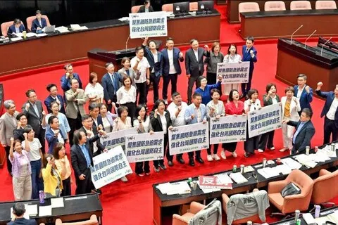 台湾立法院星期四（8月27日）三读通过国民党主导的“强化国防自主暨无人载具产业发展条例”，各政党立委纷纷在议场内高呼口号。（自由时报）