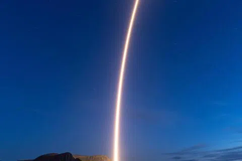 德国初创企业伊萨尔航天公司星期六（9月5日）从位于挪威北极地区的安多亚航天港，成功把一枚无人运载火箭送入轨道。（路透社）