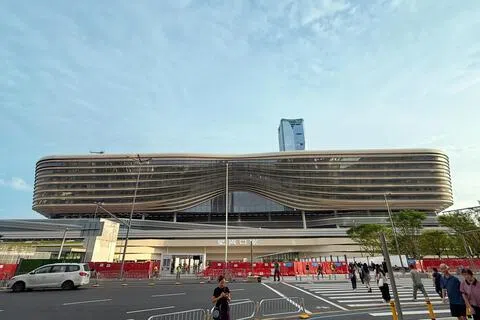 皇岗口岸是目前香港与深圳之间唯一实行24小时通关的大型陆路口岸。（中通社）