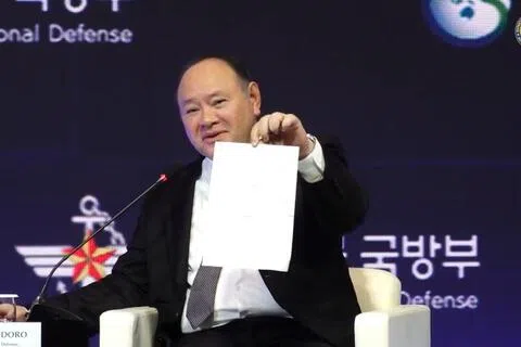 菲律宾防长特奥多罗星期二（9月8日）在首尔防务对话会上发言时，收到据报来自中国驻韩国使馆武官的纸条。特奥多罗向现场观众展示纸条，指责中方缺乏基本礼仪。（菲律宾国防部视频截图）