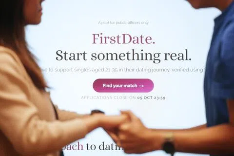 FirstDate用户先通过Singpass验证身份，回答30道与人生观、价值观、择偶条件相关的问题。平台一次配对一人。（谢智扬摄）