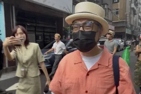 鲜少公开参与政治活动的台湾知名主持人蔡康永，星期天（10月4日）现身民进党台北市长候选人沈伯洋的竞选总部成立大会。他身穿橘色衬衫，戴着黑色口罩和帽子，坐在活动会场前排。（自由时报）