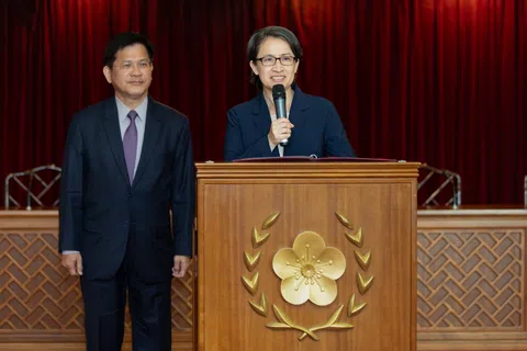 在外交部长林佳龙（左）的陪同下，台湾副总统萧美琴结束赴意大利出席论坛行程，星期一（9月14日）返台在桃园机场发表讲话。（台湾总统府官网）