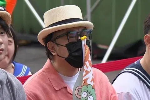 台湾知名主持人蔡康永（中）上星期天现身民进党籍台北市长参选人沈伯洋竞总成立大会，引发大陆网民不满抵制。（互联网）