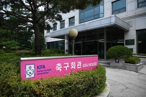 韩国足总近来争议接连不断，首尔警方星期四更因为调查主帅洪明甫的任命，星期四突击搜查了韩国足总总部办公室。（法新社）