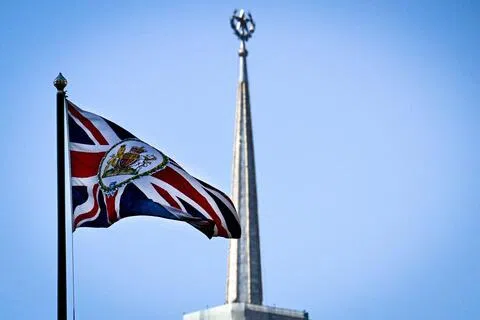 俄罗斯外交部星期五（9月18日）在官网声明中说，英国在乌克兰问题上采取的对抗立场，显然意在延长和升级武装冲突，只会使政治解决前景更加遥远。图为英国驻莫斯科大使馆旗帜。（法新社）