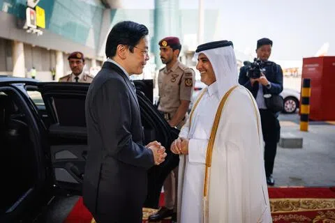 卡塔尔环境与气候变化大臣阿卜杜拉博士（右）在机场迎接黄循财总理抵步。（数码发展及新闻部提供）