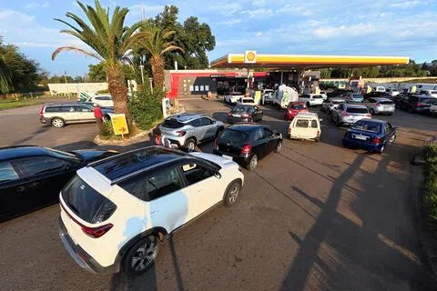 面对能源价格上涨，世界各国纷纷通过减税、补贴等措施缓解冲击，但持续支出也进一步压缩财政空间。图为今年3月31日，南非政府为阻止油价进一步攀升而宣布临时下调燃料税一个月之后，约翰内斯堡一家加油站前排起长龙。（路透社档案照片）