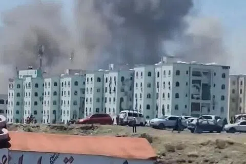 9月27日，也门塔伊兹省多栋建筑上空升起浓烟。据胡塞武装控制的卫生部称，沙特发动的此次袭击击中了市场内的商店，造成多人伤亡。（路透社）