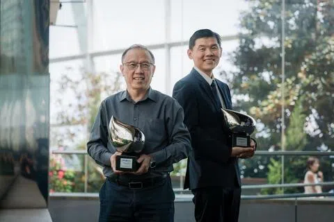 今年的新加坡水源成就奖收到33个提名，有四个机构得奖，工艺教育学院和亚马逊云科技是其中两个。工教院副总裁洪剑威博士（左）和亚马逊云科技基础设施运营总监（新加坡、印尼、澳新地区）陈永森分别代表机构领奖。亚马逊云科技则是首个连续两届获得这项最高荣誉的企业。（海峡时报）