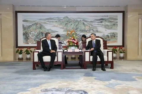 与美国总统特朗普关系密切的蒙大拿州共和党籍参议员戴安斯（Steve Daines）上周访华，先后考察杭州、广州多家科技企业，并与浙江省省长刘捷（右）会面。（取自“浙江外事港澳”微信公众号）