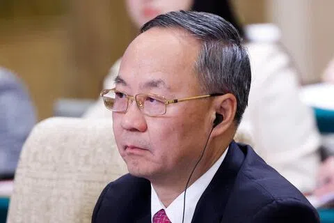 中国全国人大常委会最新公报首次披露，包括三名上将在内的六名解放军将领均因“涉嫌严重违纪违法”被罢免全国人大代表职务；但公报没有列出中国国家金融监督管理总局原局长李云泽被罢免代表职务的原因。图为李云泽去年11月17日出席在北京钓鱼台国宾馆举行的会议。（路透社档案照）