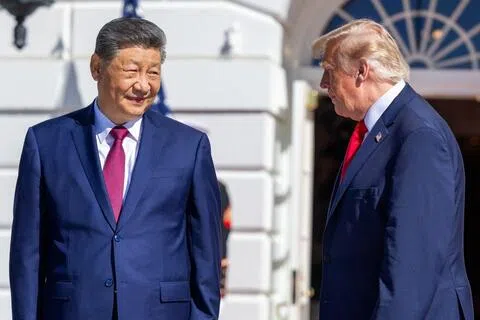 美国总统特朗普（右）说，他上周与中国国家主席习近平会面时，并未花太多时间讨论台湾问题，但习近平“非常理解”他对台湾问题的看法。（彭博社）