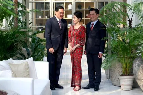 新航乘务经理郭如东（左起）、乘务长许卉廷与乘务长颜德文获颁2026年新航总裁卓越服务奖。今年共有29名个人及团队获此殊荣，表扬他们以同理心、坚韧精神和团队协作为乘客提供服务。（郑一鸣摄）