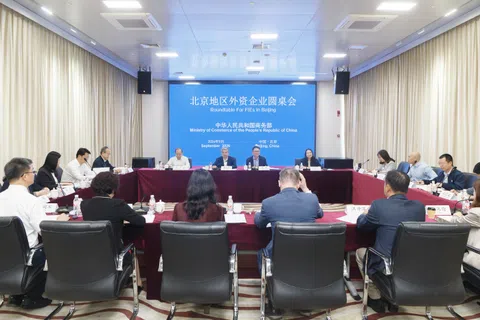 中国商务部副部长兼国际贸易谈判副代表凌激星期一（9月21日）赴北京中关村生命科学园调研，并主持召开外资企业圆桌会。康明斯、诺和诺德、ABB、丹纳赫等30多家外资企业代表参加。（中国商务部官网）