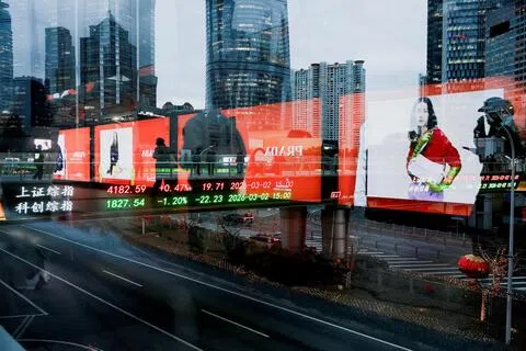 中国股市经历大幅回调后，多家券商据报正加强新开户的审查。图为摄于今年3月上海陆家嘴金融区的股市指数显示屏。（路透社）