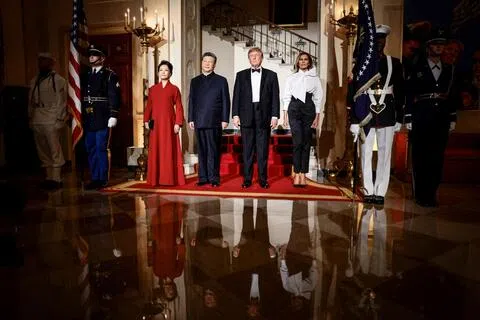 到美国访问的中国国家主席习近平（左二）与夫人彭丽媛（左一），星期四（9月24日）在白宫国宴前，与美国总统特朗普及夫人梅拉尼娅合影。习近平在国宴致辞中再次回顾中美二战合作，提到共同抗击日本军国主义；特朗普在此前欢迎仪式也借二战盟友历史，强调两国当前仍可合作。（路透社）