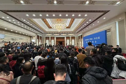 在星期日（3月3日）举行的中国全国政协会议新闻发布会上，媒体出席人数比疫情期间多出许多。（黄小芳摄）
