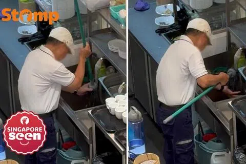 亚坤职员被拍到在洗手池洗拖把。（取自Stomp）