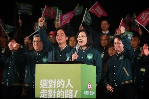 台湾前总统蔡英文将赴美国斯坦福大学发表演讲。图为2024年台湾总统选举期间，时任总统蔡英文1月11日在民进党竞选集会上发表讲话，呼吁支持当时的民进党总统候选人赖清德（左）和副总统候选人萧美琴（右）。（海峡时报）
