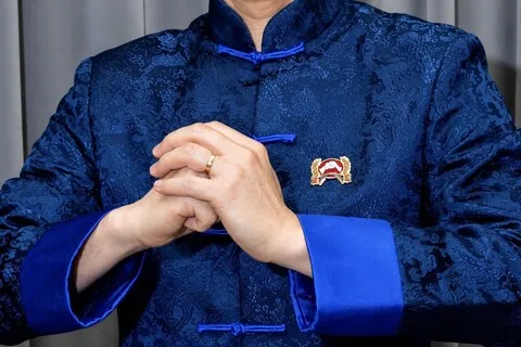 男子吉礼：左手成掌，右手握拳，左手在外包住右手。（香港中华礼仪振兴会）