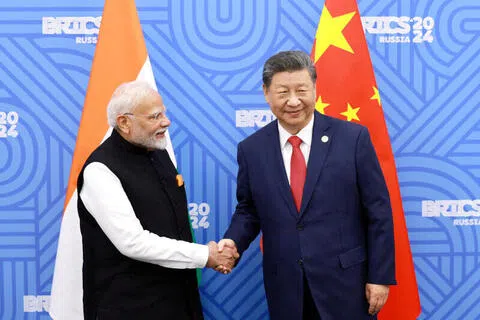 中国国家主席习近平（右）和印度总理莫迪（左），曾于2024年10月23日在俄罗斯喀山举行的金砖国家峰会期间会晤。（路透社档案照片）