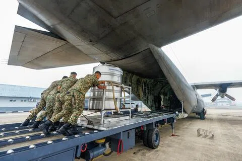 马国空军C-130H型运输机星期四（9月3日）在古晋空军基地装载盐水，准备进行人工造雨。（法新社）