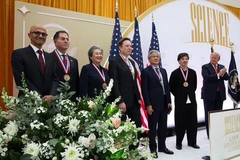 美国总统特朗普（右一）星期四（10月8日）在华盛顿的科学峰会上，分别颁发国家科学奖章和国家技术与创新奖章给六名科企高管。（左起）他们是微软首席执行官纳德拉、戴尔科技的首席执行官戴尔、超威半导体首席执行官苏姿丰、特斯拉首席执行官马斯克、英伟达首席执行官黄仁勋和谷歌母公司Alphabet联合创办人布林。（法新社）
