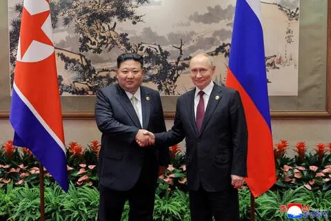 对俄军事合作不仅为平壤带来可观的经济利益，也被认为正在改变朝鲜长期高度依赖中国的外交格局。图为2025年9月4日，朝鲜领导人金正恩（左）和俄罗斯总统普京在北京出席纪念第二次世界大战结束80周年的仪式时会晤。（路透社档案照片）