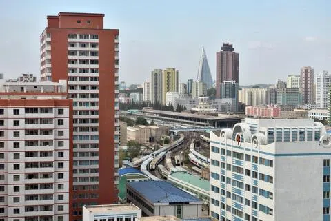 平壤如今到处矗立着新建公寓楼，主要分配给受器重的干部。图中的红色公寓大楼，是金策工业综合大学科学家的居所。（档案照片）