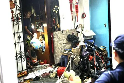 2025年1月9日，后港一个五房式组屋单位失火夺走一家三口性命。当时屋内堆满杂物，消防员入屋抢救非常困难。（档案照片）