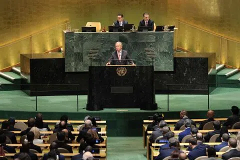即将离任的联合国秘书长古特雷斯（中）星期三（9月23日）在联合国气候峰会上呼吁各国政府制定切实可行的能源转型路线图。（法新社）