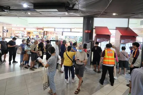 随着烟霾情况持续恶化，政府开始派发N95口罩。宏茂桥巴士转换站的口罩自助领取机星期四（10月15日）早上8时许开始出现人龙，口罩一度被领完，人龙最长时有30多人排队。（梁麒麟摄）