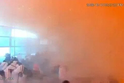 监控录像显示，利雅得哈立德国王国际机场星期六（10月10日）遇袭时，机场内部浓烟弥漫，人们仓促逃命。（路透社）