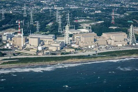 日本中部电力公司为了重启滨冈核电站，在地震安全数据的审查过程中，出现虚假说明和隐瞒等违规行为。图为2015年的滨冈核电站的1至4号机组（从左到右）。（法新社）