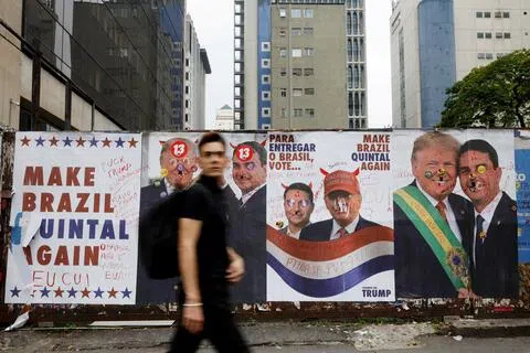 特朗普试图扭转巴西走近中国的趋势，他干预巴西事务，支持承诺推动巴西更靠近美国的弗拉维奥·博索纳罗。图为10月5日，圣保罗的路人走过讽刺特朗普和博索纳罗关系的海报。（路透社）