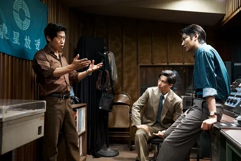 由刘海镇（左起）、朴海日和李敏镐主演的《暗杀者们》在韩国引起争议。（新加坡国际电影节提供）