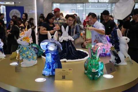 百利宫展出50只独一无二的3D定制兔子雕塑。这批作品由新加坡特殊才艺协会的艺术家手绘，并由莱佛士设计学院学生结合时尚设计概念量身打造外衣，在商场中庭展出，并开放给公众认养，所得善款将用于支持特需儿童与青少年的艺术教育。（陈渊庄摄）