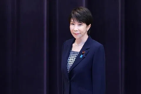 《朝日新闻》此前分析称，高市早苗或将留任的内阁成员包括内阁秘书长木原稔、外长茂木敏充、防长小泉进次郎、财长片山皋月等。（彭博社）