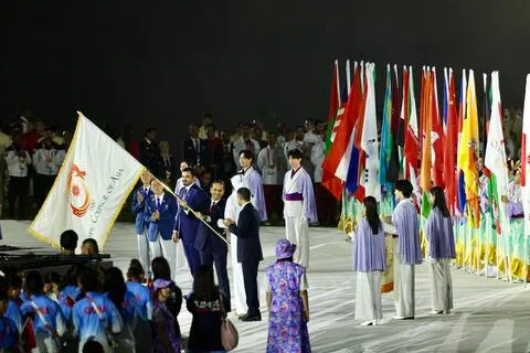 下届亚运会将在卡塔尔多哈举行，图为卡塔尔首相兼外交大臣穆罕默德（中持旗者）接过亚洲奥林匹克理事会旗帜。（邝启聪摄）