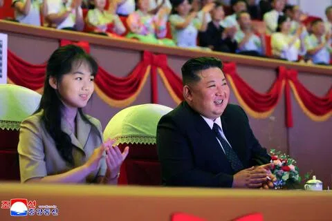 朝鲜中央通讯社8月16日发布的金正恩父女观看体育赛事的照片。（法新社）