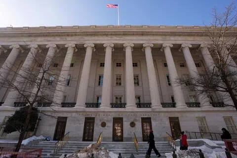 美国对伊朗发动新一轮制裁，共制裁60家实体、个人和船只，其中涉及数十家中国大陆和香港企业。图为位于华盛顿的美国财政部大楼。（路透社档案照片）