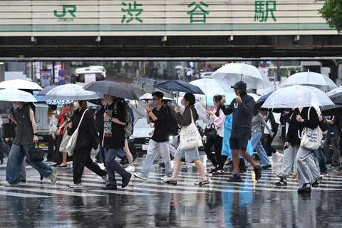 日本东京的雨季通常在6月，但今年整个夏季都频繁出现强降雨，东京周边地区也发生严重洪灾。（法新社）